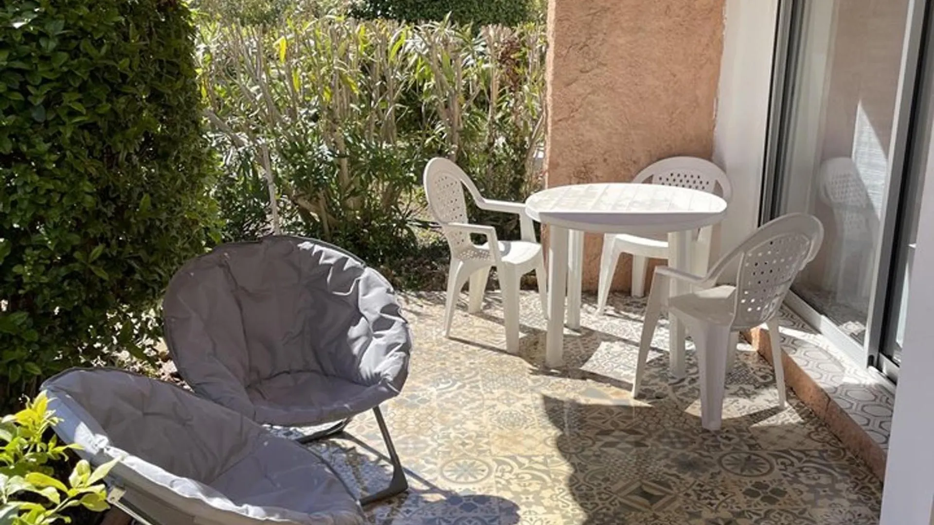 Studio Climatise En Bord De Mer Avec Parking A Hyeres - Fr-1-335-204
