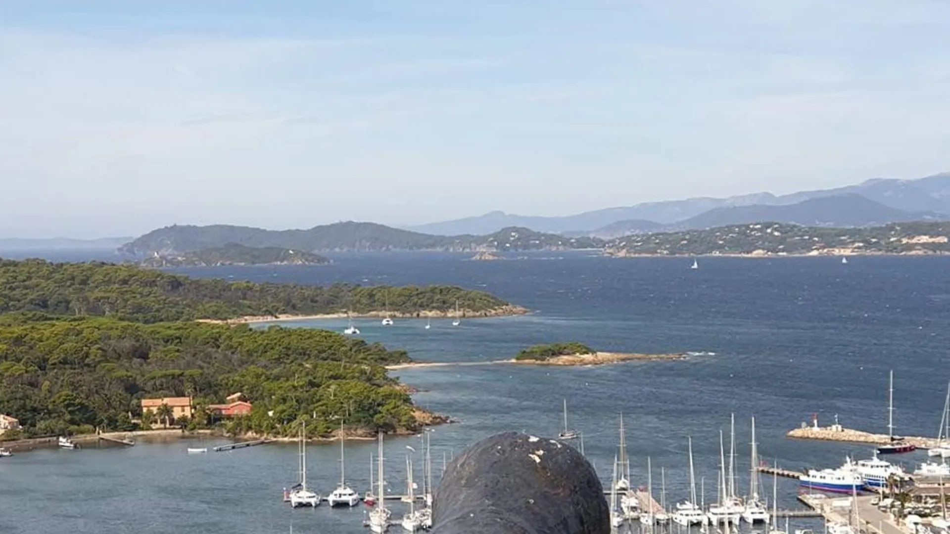 Apartment Studio Climatise En Bord De Mer Avec Parking A Hyeres - Fr-1-335-204