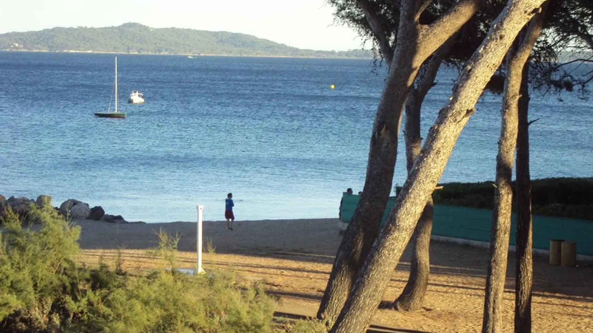 Studio Climatise En Bord De Mer Avec Parking A Hyeres - Fr-1-335-204 France